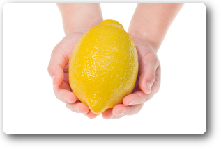 国産有機レモンと手イメージ